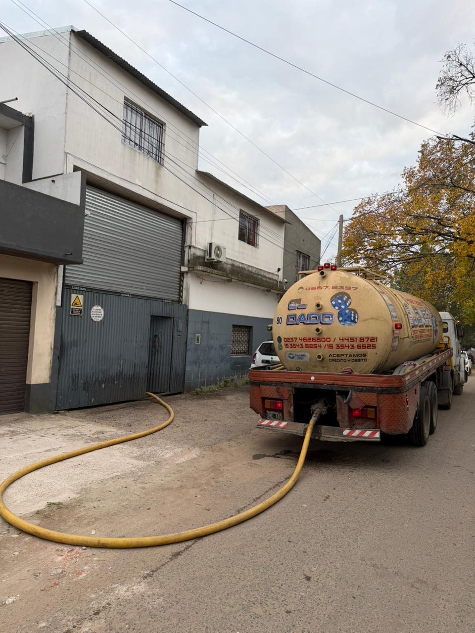 Camión atmosférico usado para servicios en el Gran Buenos Aires.
